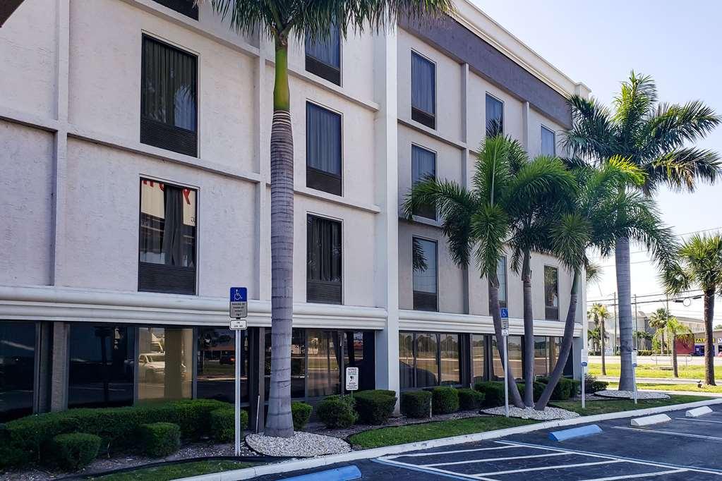 Comfort Inn & Suites St Pete - Clearwater International Airport Extérieur photo