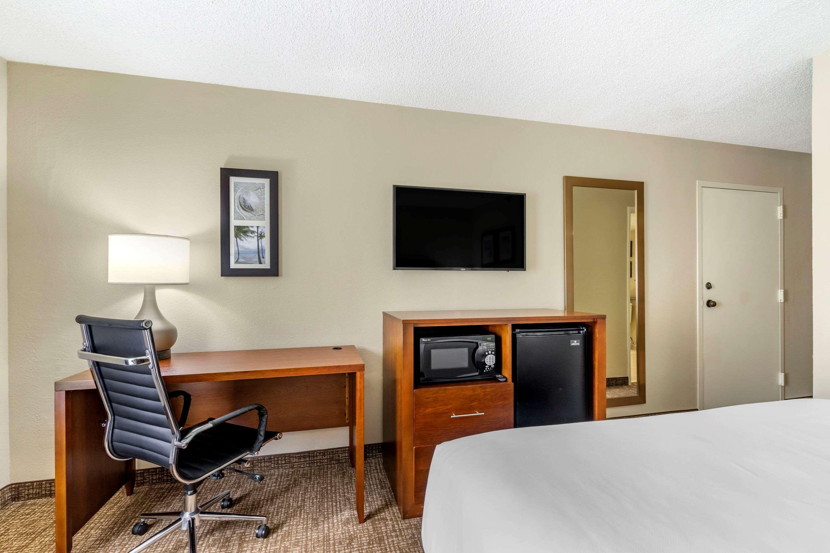 Comfort Inn & Suites St Pete - Clearwater International Airport Extérieur photo