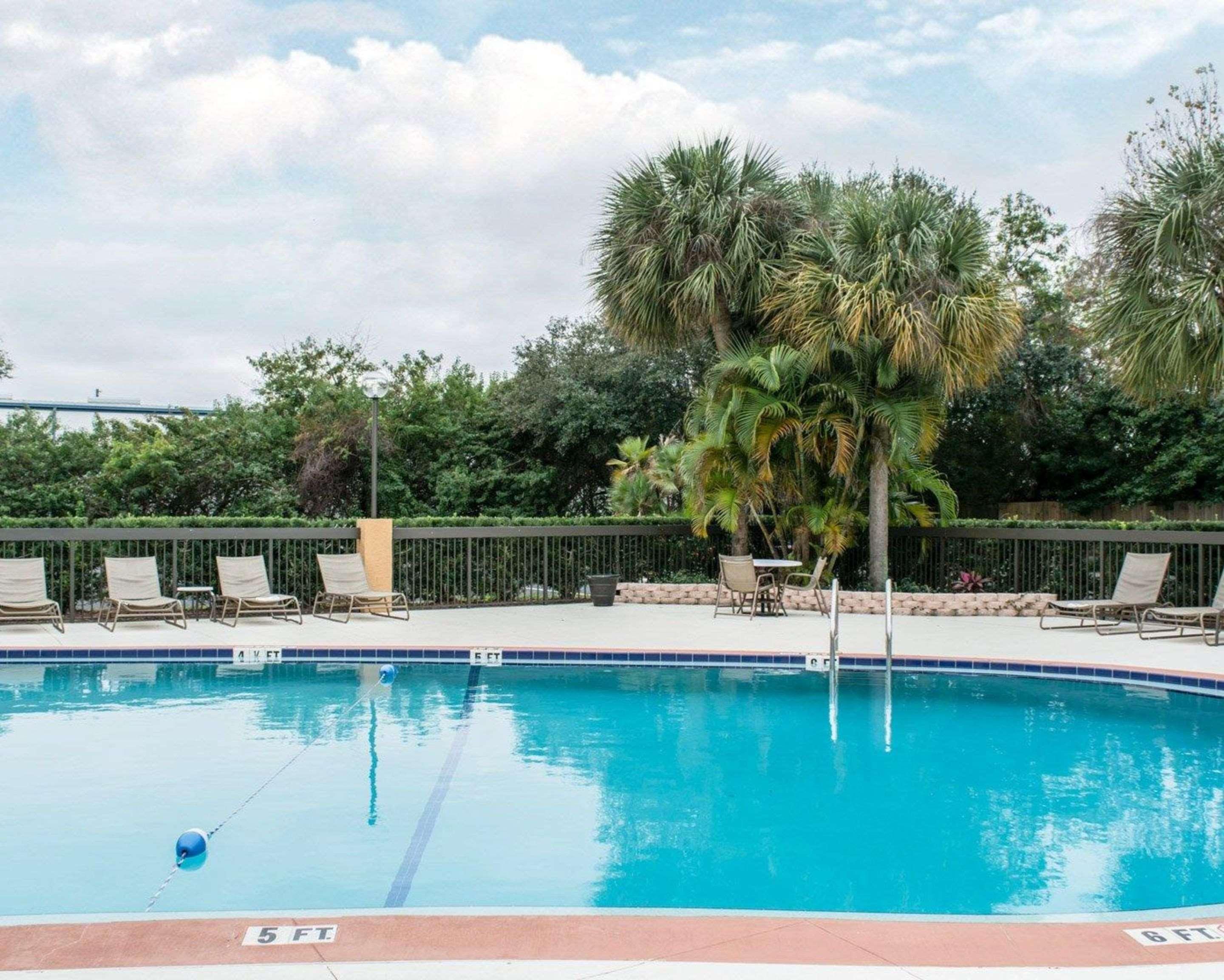 Comfort Inn & Suites St Pete - Clearwater International Airport Extérieur photo