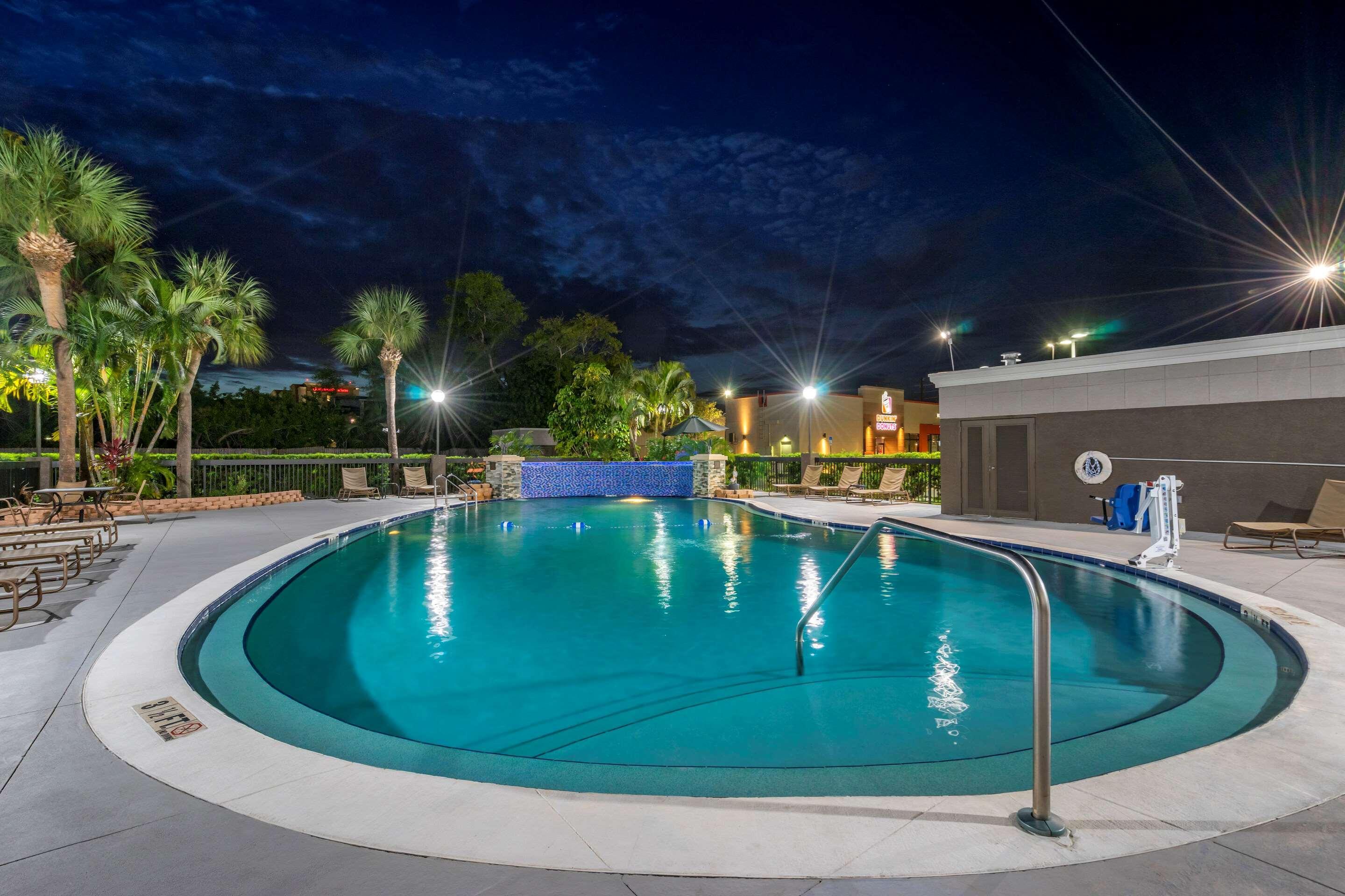 Comfort Inn & Suites St Pete - Clearwater International Airport Extérieur photo