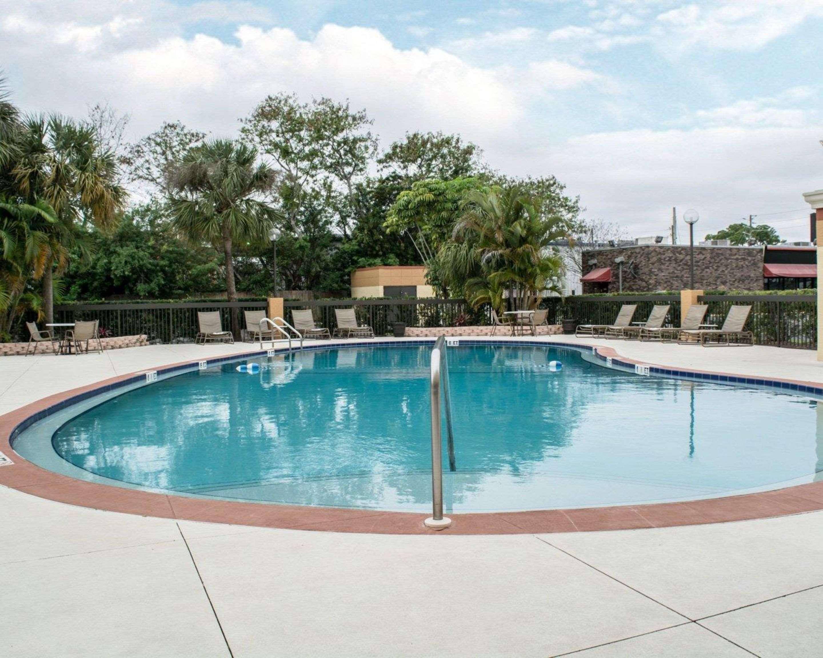 Comfort Inn & Suites St Pete - Clearwater International Airport Extérieur photo