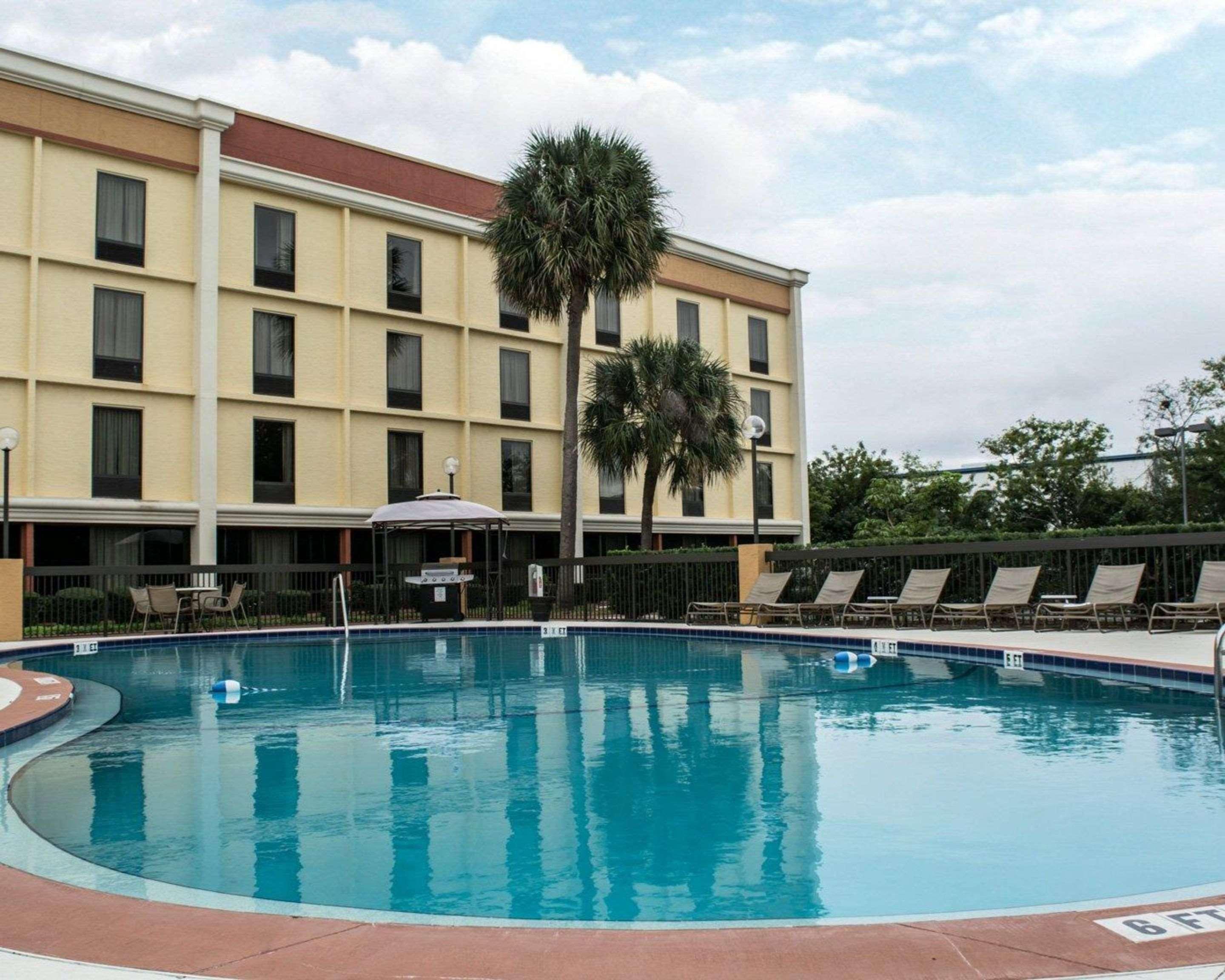 Comfort Inn & Suites St Pete - Clearwater International Airport Extérieur photo