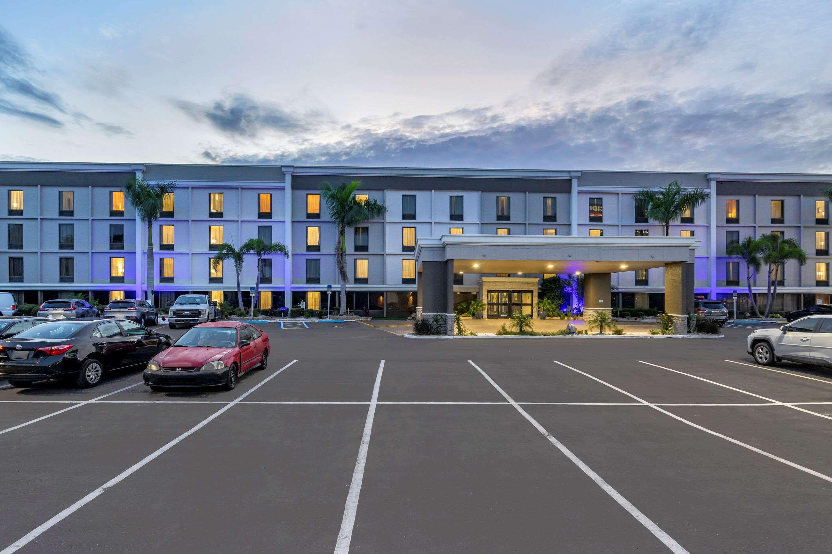 Comfort Inn & Suites St Pete - Clearwater International Airport Extérieur photo