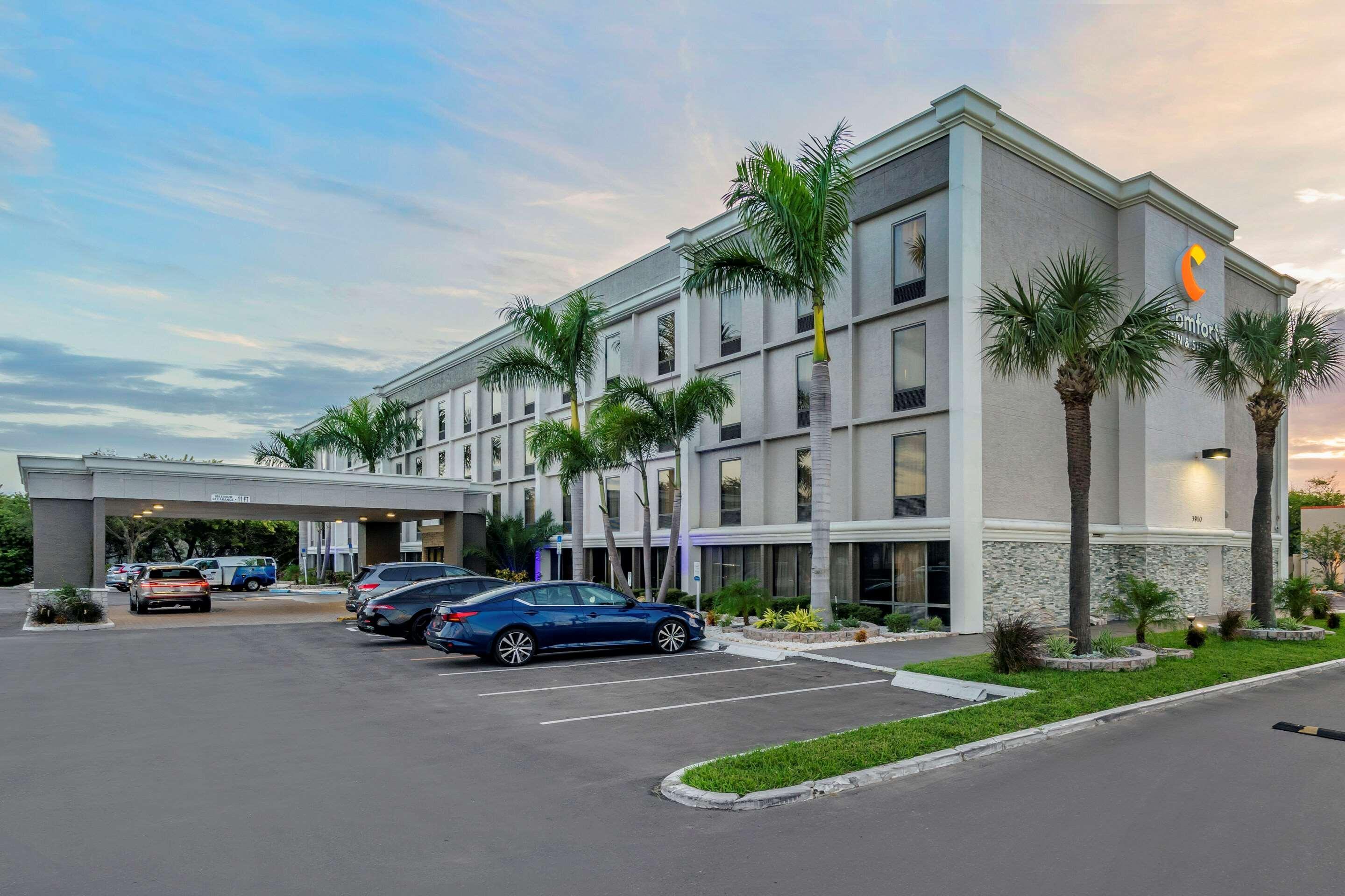 Comfort Inn & Suites St Pete - Clearwater International Airport Extérieur photo