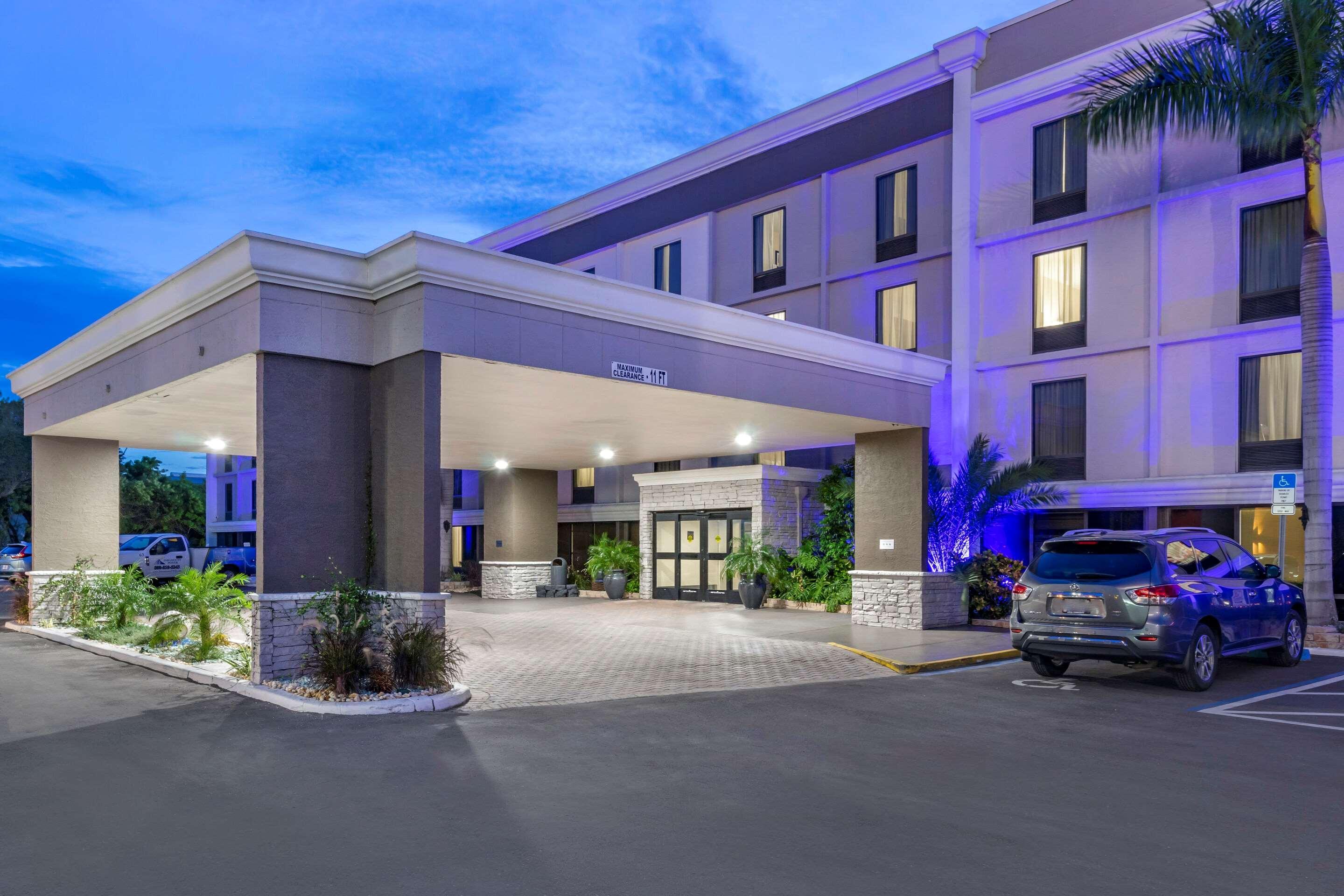 Comfort Inn & Suites St Pete - Clearwater International Airport Extérieur photo
